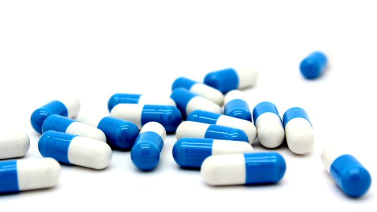 niebieskie tabletki na białym tle